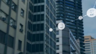 Modern bina üzerindeki simgelerle bağlantı ağının animasyonu. küresel iş, dijital arayüz, teknoloji ve ağ konsepti dijital olarak oluşturulmuş video.