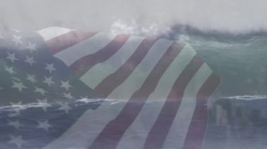 Denizde dalgaların üzerinde dalgalanan Amerikan bayrağının animasyonu. Vatanseverlik, yaz ve tatil konsepti dijital olarak oluşturulmuş video.
