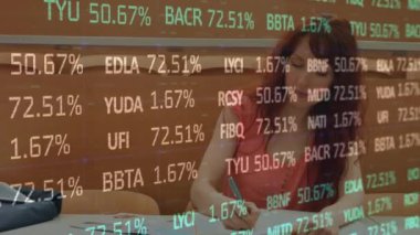 Çalışan bir kız öğrenci için finansal veri işleme animasyonu. küresel eğitim, teknoloji, veri işleme ve dijital olarak üretilen video konsepti.