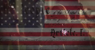 Çeşitli arkadaş grupları havai fişeklerle kutlama yaparken Amerikan bayrağının animasyonu. Vatanseverlik ve kutlama konsepti dijital olarak oluşturulmuş imaj.