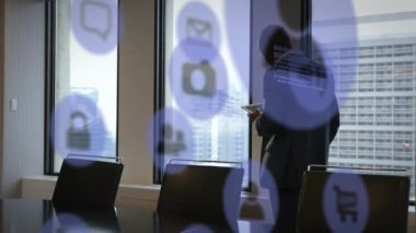 Tablet kullanan iş adamlarının dijital simge ağının animasyonu. küresel iş, dijital arayüz, teknoloji ve ağ konsepti dijital olarak oluşturulmuş video.