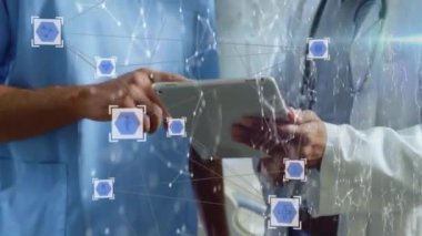 Tablet kullanan doktorların dijital simge ağının animasyonu. küresel sosyal medya, dijital arayüz, teknoloji ve ağ konsepti dijital olarak oluşturulmuş video.