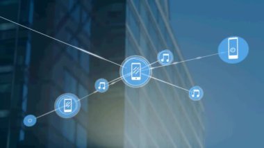 Modern ofis binası üzerindeki simgelerle bağlantı ağının animasyonu. küresel iş, dijital arayüz, teknoloji ve ağ konsepti dijital olarak oluşturulmuş video.