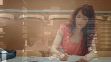 Çalışan kız öğrenci üzerinde dijital veri işleme animasyonu. küresel eğitim, teknoloji, veri işleme ve dijital olarak üretilen video konsepti.