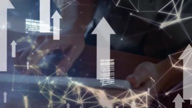 Tablet ve vr kulaklık kullanan kadın üzerinde dijital simge ve veri işleme ağının animasyonu. küresel sosyal medya, dijital arayüz, teknoloji ve ağ konsepti dijital olarak oluşturulmuş video.