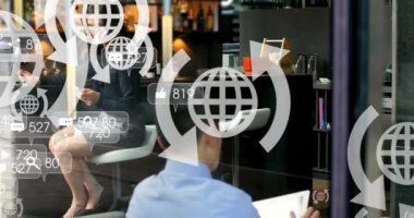 Akıllı telefon kullanan bir kadının dijital simgelerinin canlandırılması. küresel sosyal medya, dijital arayüz, teknoloji ve ağ konsepti dijital olarak oluşturulmuş video.