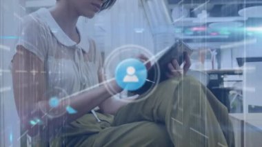 Tablet kullanan kadın üzerindeki dijital simge ağının animasyonu. küresel sosyal medya, dijital arayüz, teknoloji ve ağ konsepti dijital olarak oluşturulmuş video.