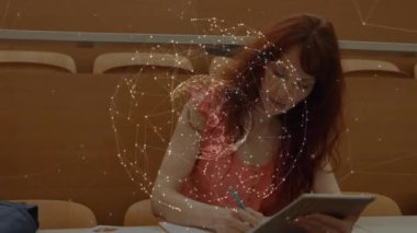 Tablet kullanan kız öğrenci üzerinden bağlantı ağının animasyonu. küresel eğitim, dijital arayüz, teknoloji ve ağ konsepti dijital olarak oluşturulmuş video.