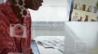 Bilgisayar kullanarak iş adamlarına dijital simgelerin animasyonu. küresel iş, dijital arayüz, teknoloji ve ağ konsepti dijital olarak oluşturulmuş video.