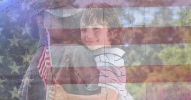 Amerikan bayrağı üzerinde oğlu olan kadın askerin animasyonu. Vatanseverlik, silahlı kuvvetler, bağımsızlık ve dijital olarak üretilen kutlama konsepti.