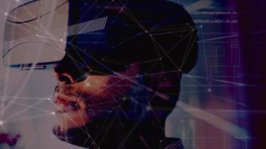 VR kulaklık takan iş adamlarıyla bağlantı ağının animasyonu. küresel bağlantılar, teknoloji, veri işleme ve dijital arayüz konsepti dijital olarak oluşturulmuş video.