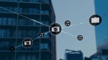 Modern ofis binası üzerindeki simgelerle bağlantı ağının animasyonu. küresel iş, dijital arayüz, teknoloji ve ağ konsepti dijital olarak oluşturulmuş video.