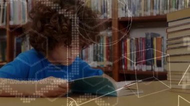Okul çocuğu üzerinde veri işleme animasyonu. küresel eğitim, teknoloji, bağlantılar ve dijital arayüz konsepti dijital olarak oluşturulmuş video.