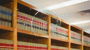 Kütüphanedeki kitaplarla birlikte rafların üzerinde bağlantı ağı olan dünyanın animasyonu. küresel eğitim, dijital arayüz, teknoloji ve ağ konsepti dijital olarak oluşturulmuş video.