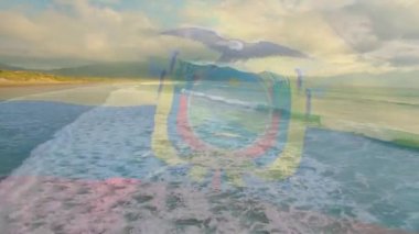 Ekvador bayrağının güneşli deniz kenarında dalgalanmasının animasyonu. Vatanseverlik, yaz ve tatil konsepti dijital olarak oluşturulmuş video.