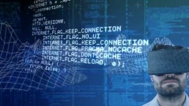 Gökyüzünde bulutlu VR kulaklık takan bir adamın veri işleme animasyonu. küresel teknoloji, bağlantılar ve dijital arayüz konsepti dijital olarak oluşturulmuş video.