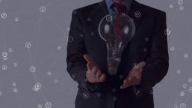 Medya dolandırıcılarının iş adamlarının ampulleri fırlatması ve yakalaması. küresel iş iletişimi, fikirler ve dijital arayüz konsepti, dijital olarak oluşturulmuş video.