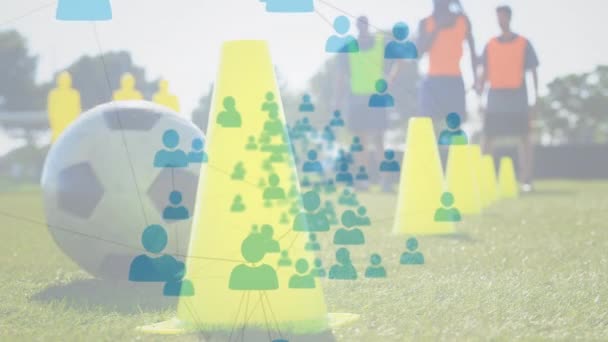 Animacja Sieci Połączeń Ikonami Ludzi Nad Piłkarzami Ćwiczącymi Globalna Koncepcja — Wideo stockowe