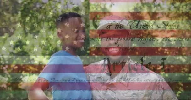 Анимация Мужчины Солдата Обнимающего Улыбающегося Сына Над Американским Флагом Солдат — стоковое видео