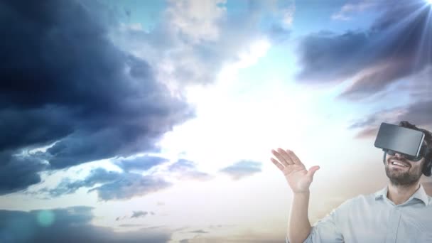 Kaukaski Mężczyzna Noszący Zestaw Słuchawkowy Przeciwko Plamie Światła Chmur Niebie — Wideo stockowe