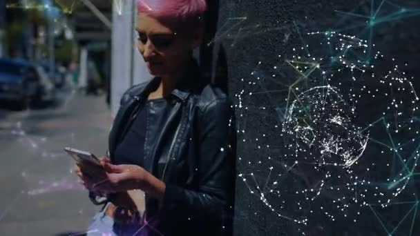 Анимация Сети Цифровых Икон Над Женщиной Помощью Смартфона Глобальные Социальные — стоковое видео