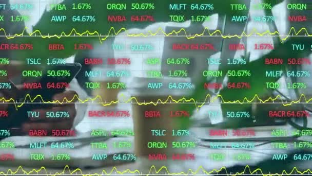 Aktiemarknaden Databehandling Mot Mitten Affärsman Med Hjälp Smartphone Global Ekonomi — Stockvideo