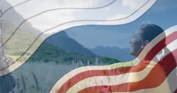 Animace Americké Vlajky Nad Africkým Americkým Párem Plácajících Horách Vlastenectví — Stock video