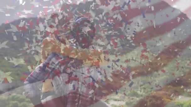 Animace Americké Vlajky Konfety Pohybující Přes Pár Objímající Patriotismus Koncepce — Stock video