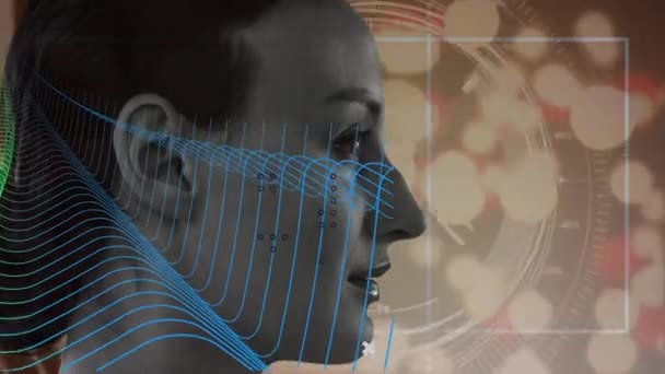 女性の顔の上の接続の範囲とネットワークのアニメーション 世界的なデジタルインターフェース技術とネットワーキングの概念デジタル生成されたビデオ — ストック動画