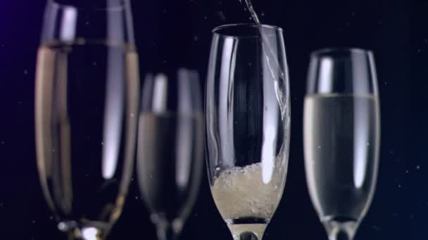 Анимация Бокалов Шампанского Шампанского Конфетти Падает Черном Фоне Празднование Вечеринка — стоковое видео