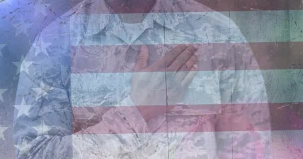 Animación Del Soldado Saludando Sobre Bandera Americana Patriotismo Independencia Concepto — Vídeo de stock