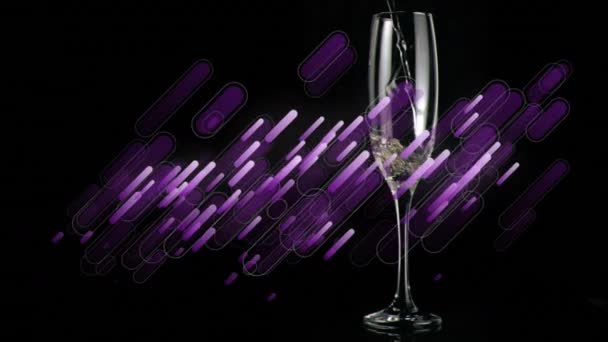 Animatie Van Champagne Gieten Glas Met Paarse Lichtsporen Zwarte Achtergrond — Stockvideo