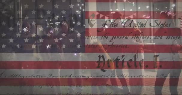 Animation Der Amerikanischen Flagge Über Partygängern Patriotismus Unabhängigkeit Und Feierkonzept — Stockvideo
