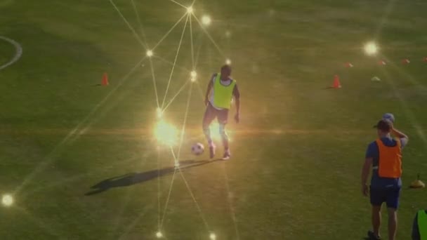 Animation Von Verbindungsnetzen Über Fußballspieler Die Auf Dem Fußballplatz Üben — Stockvideo