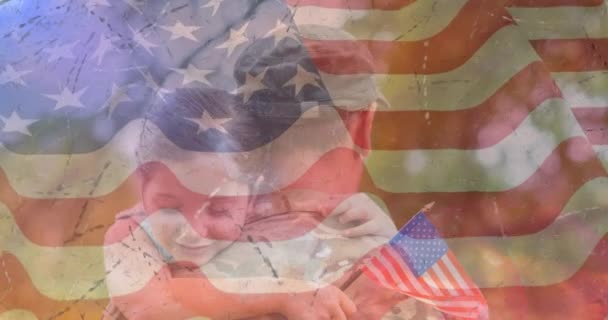 Animación Soldado Con Hija Sobre Bandera Americana Patriotismo Fuerzas Armadas — Vídeo de stock