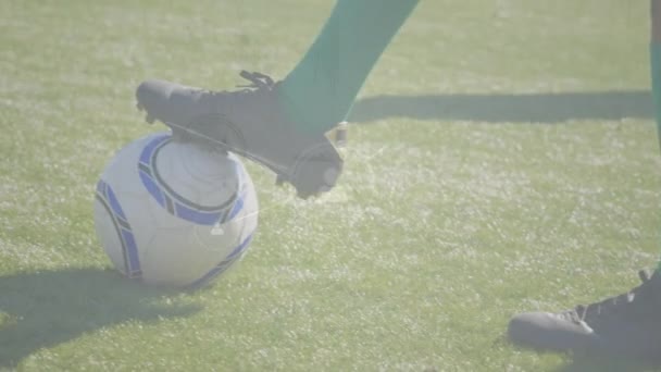 Animace Sítě Spojení Lidmi Ikony Nad Fotbalisty Cvičení Globální Sportovní — Stock video
