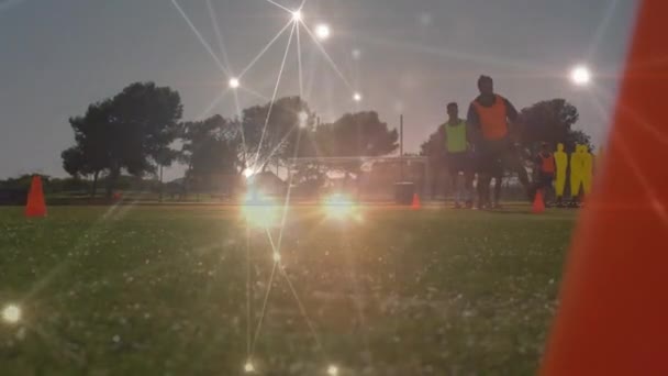 Futbol Sahasında Antrenman Yapan Futbolcularla Bağlantı Ağının Animasyonu Küresel Spor — Stok video