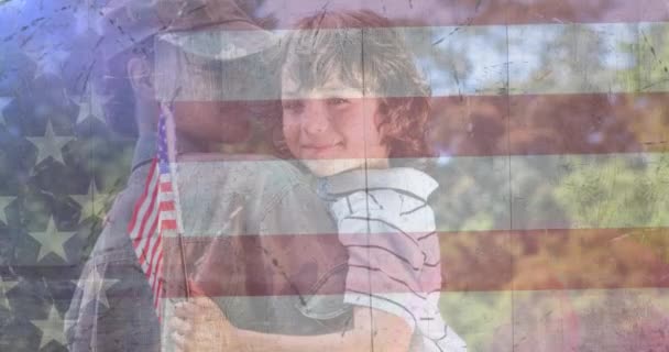 Animation Kvinnlig Soldat Med Son Framför Amerikansk Flagga Patriotism Väpnade — Stockvideo