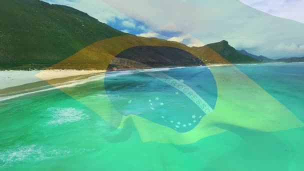 在阳光灿烂的海滩和海面上飘扬着的巴西国旗的动画 爱国主义 假日和庆祝概念 数码制作的录像 — 图库视频影像