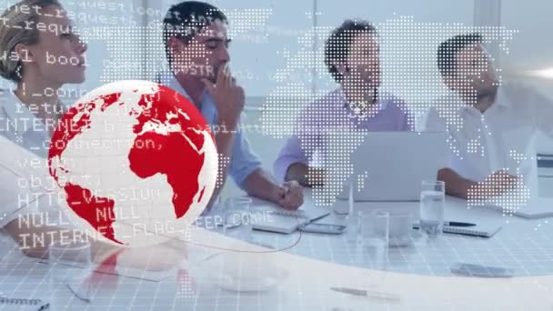 Animation Des Rotierenden Globus Und Der Datenverarbeitung Über Geschäftskollegen Die — Stockvideo