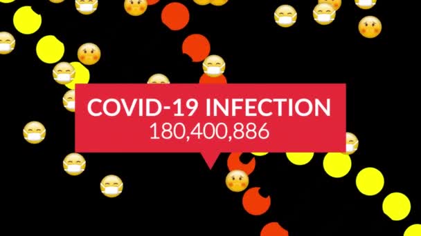 黒の背景にフェイスマスクで絵文字のアイコン上にCovid 19データ処理のアニメーション 世界中のデジタルインターフェース Covid 19パンデミックのコンセプトにおける技術デジタルで生成されたビデオ — ストック動画