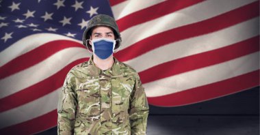 Yüz maskesi takmış Amerikan bayrağını sallayan askerlerin birleşimi. Vatanseverlik, bağımsızlık ve ordu covid 19 salgın konsepti boyunca dijital olarak üretilen görüntü.