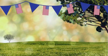 Kırmızı, mavi ve Amerikan bayrağında flama kompozisyonu, çimlerin üzerinde ve bahçedeki bokeh ışığı. Vatanseverlik, bağımsızlık ve kutlama konsepti dijital olarak oluşturulmuş imaj.