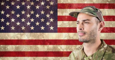 Amerikan bayrağına bakan şapkalı bir erkek askerin kompozisyonu. Vatanseverlik, bağımsızlık ve askeri konsept dijital olarak oluşturulmuş imaj.