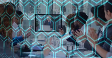 İş videosu toplantısında alkışlanan insanların dijital ekranlardan oluşan ağın kompozisyonu. küresel iş, dijital arayüz, teknoloji ve ağ konsepti dijital olarak oluşturulmuş görüntü.