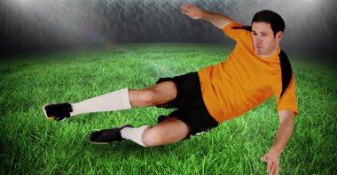 Stadyumda düşen erkek futbolcunun kompozisyonu. spor ve yarışma konsepti dijital olarak oluşturulmuş görüntü.