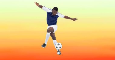 Erkek futbolcunun fotokopi alanıyla oynadığı kompozisyon. spor ve yarışma konsepti dijital olarak oluşturulmuş görüntü.