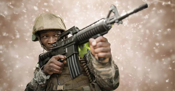 Composición Soldado Disparando Arma Contra Movimiento Borroso Fondo Marrón Patriotismo — Foto de Stock