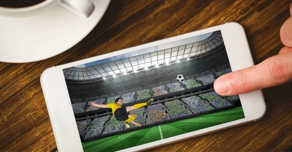 Sammansättning Manliga Fotbollsspelare Sparkar Bollen Stadion Smartphone Idrotts Och Tävlingskoncept — Stockfoto