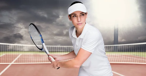 テニスコートでテニスラケットを持つ女子テニス選手の構成 スポーツと競争の概念をデジタルで生成し — ストック写真